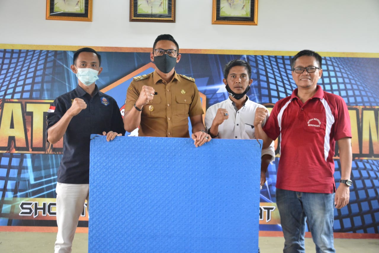 Wabup Serahkan Satu Set Matras Kepada Perguruan Bima Suci