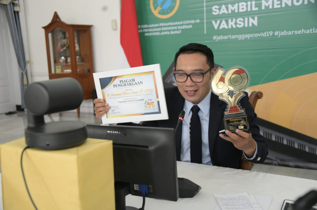 Fisip Unpas Hadiahi Ridwan Kamil Penerima Penghargaan Abiwaba Adara Bidang Kemanusiaan