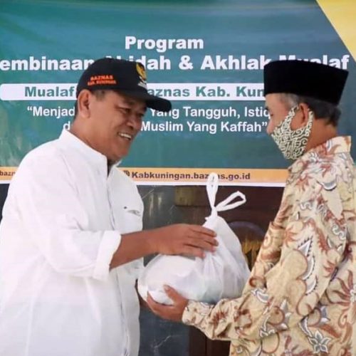 Baznas Kuningan Salurkan 50 Paket Sembako untuk Mualaf