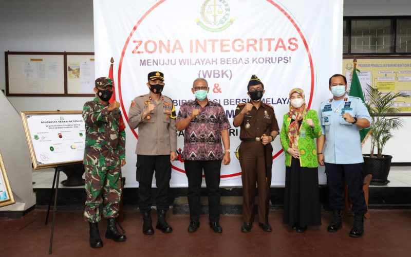 Lawan Korupsi, Bupati dan Kajari Kuningan Teken Piagam Komitmen Zona Integritas WBK