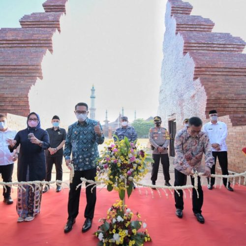 Revitalisasi Selesai, Warga Nikmati Wajah Baru Alun-alun Kejaksan Kota Cirebon