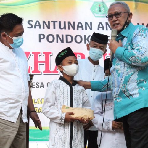 Bupati Acep Berikan Santunan Anak Yatim di Ponpes Azharul Huda Desa Citikur Ciwaru