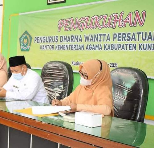 Kepala Kemenag Kuningan Kukuhkan Pengurus Dharma Wanita Persatuan