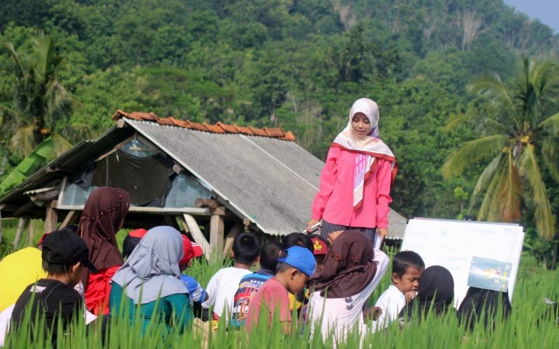 Siswa Gratis Belajar Bahasa dan Lingkungan Hidup di Sekolah Alam Rintisan Kampung Inggris Desa Galaherang