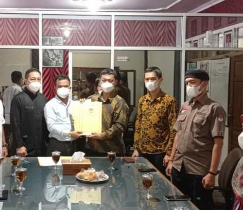 KPU Kuningan Serahkan Berkas PAW Anggota DPRD