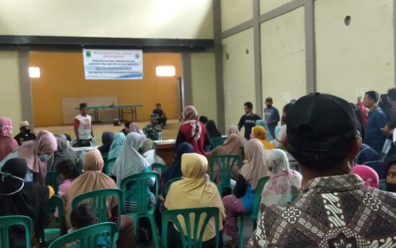 Pembagian Bantuan Program Sembako di Cimaranten Sempat Ricuh