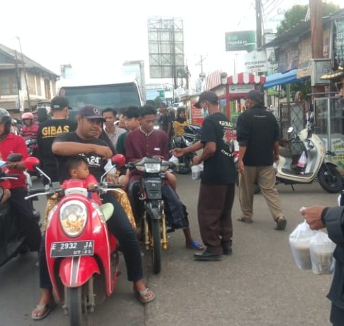 Gibas Bagikan Takjil dan Masker di Ciawigebang