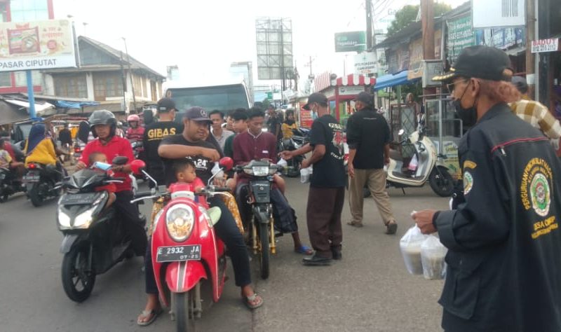 Gibas Bagikan Takjil dan Masker di Ciawigebang