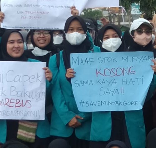 Sederet Poster Unik yang Dibawa Mahasiswa ke DPRD Kuningan