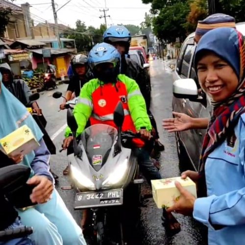 Berbagi Sukacita Ramadan, PWI Kuningan Bagikan Takjil ke Pengendara