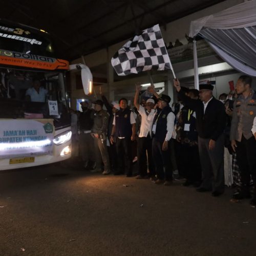 Bupati Kuningan Lepas 410 Jamaah Calon Haji Kloter 9, Suasana Penuh Haru