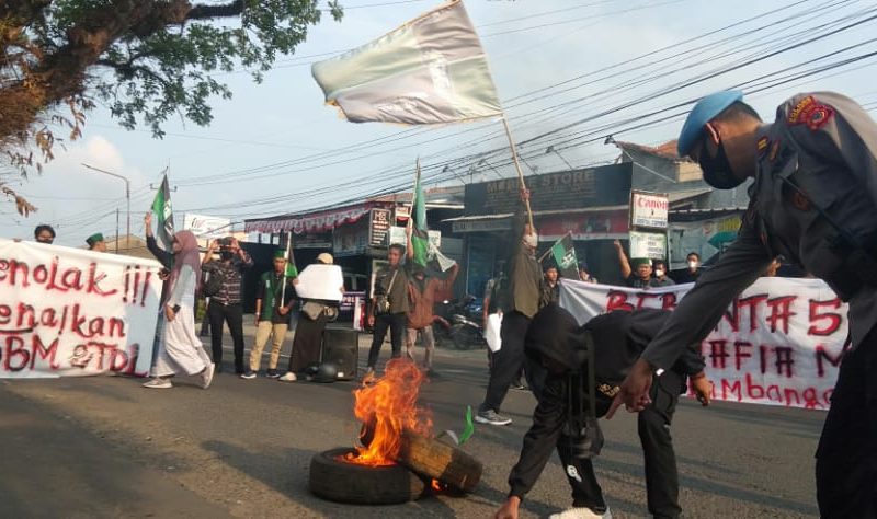 Rencana Pemerintah Naikan Harga BBM dan Listrik, HMI Kuningan Blokir Jalan dan Sempat Bakar Ban