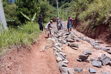 Puluhan Tahun Dambakan Jalan Beraspal, Warga di Dusun Cisandag Cipakem Gotong Royong Pasang Pengetapan Batu untuk Jalan