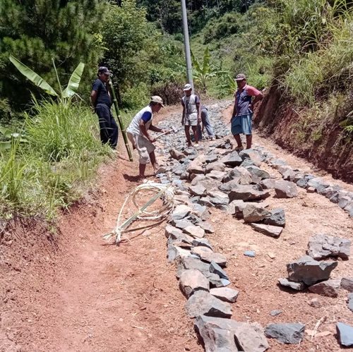 Puluhan Tahun Dambakan Jalan Beraspal, Warga di Dusun Cisandag Cipakem Gotong Royong Pasang Pengetapan Batu untuk Jalan