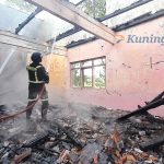 Kebakaran Hanguskan Bangunan Bekas PAUD Al Ghozali di Desa Mekarwangi