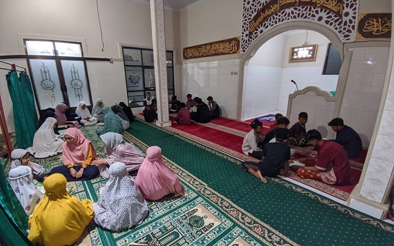 Menggapai Cahaya Ilmu: Suksesnya Program Magrib Mengaji di Desa Pasiragung