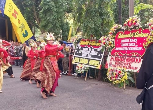 4 Tarian Adat Tradisional Iringi  Wisuda Uniku