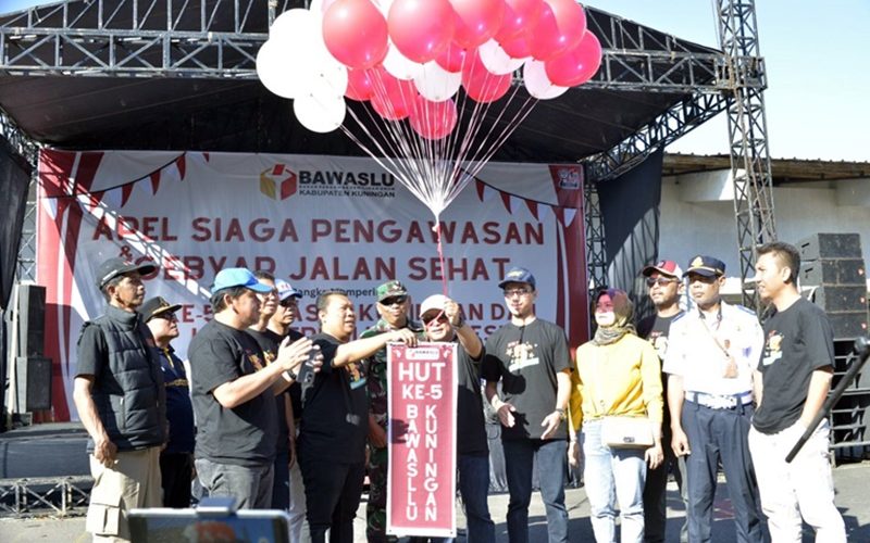 Dihadiri Sekda, Bawaslu Kuningan Gelar Apel Siaga Pengawasan dan Jalan Sehat