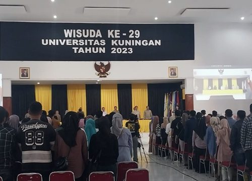 Uniku Wisuda 925 Mahasiswa, Rektor: Terus Tingkatkan Kompetensi Dimanapun