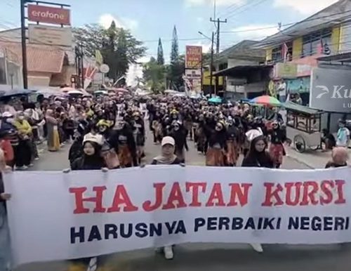 Teater Jalanan Uniku 2024, Hajatan Kursi Ekspresikan Kritik Sosial dan Perilaku Korup