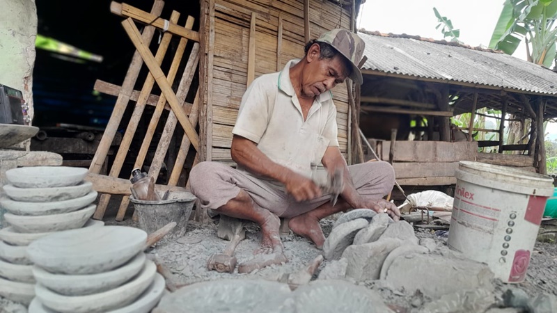 Menyulap Bongkahan Batu Menjadi Produk Berkualitas dan Bernilai Seni dari Desa Galaherang