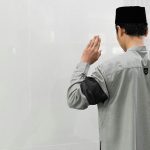 Hukum Memejamkan Mata ketika Shalat