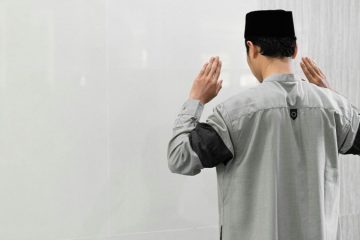Hukum Memejamkan Mata ketika Shalat