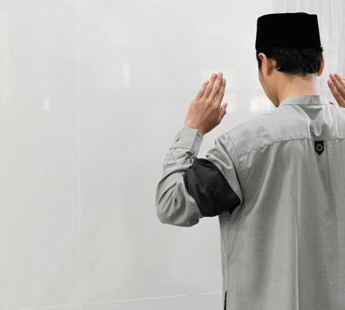 Hukum Memejamkan Mata ketika Shalat