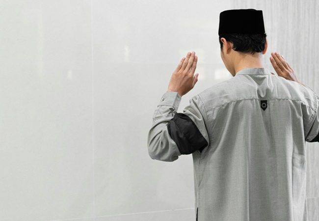 Hukum Memejamkan Mata ketika Shalat